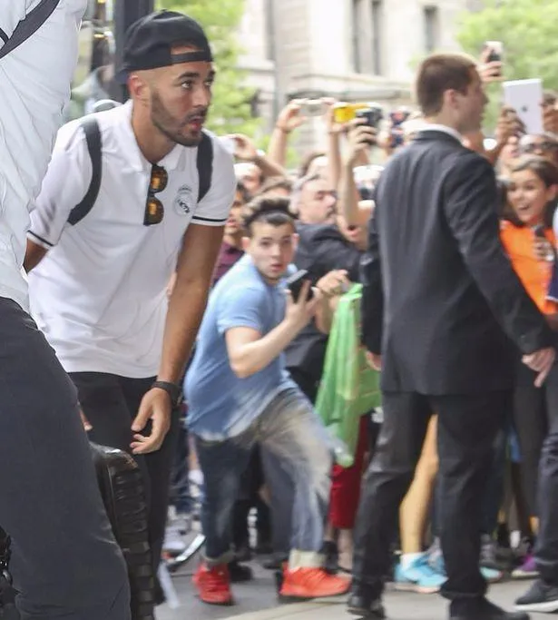 Karim Benzema... choáng váng khi gặp fan cuồng ảnh 1 Cảnh tượng NHM chen lấn để được chụp hình cùng thần tượng